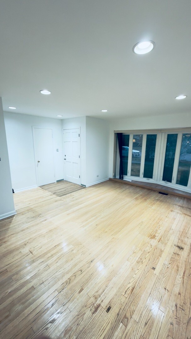 7 Wildwood Rd in Elk Grove Village, IL - Building Photo - Building Photo