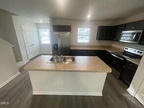 2048 Wiggins Village Dr in Youngsville, NC - Foto de edificio - Building Photo