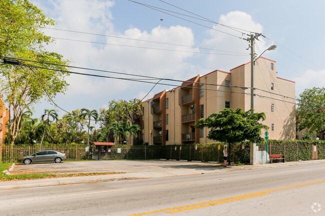 4855 NW 7th St in Miami, FL - Building Photo