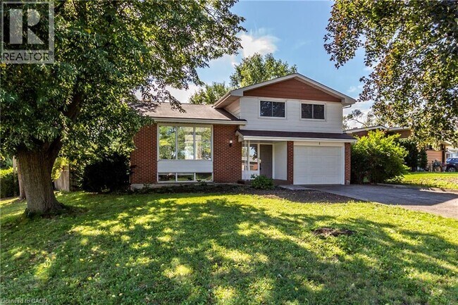 1 Isaac Ct in Hamilton, ON - Building Photo - Building Photo