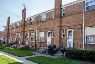 Boulevard North Townhomes in Hammond, IN - Building Photo - Building Photo