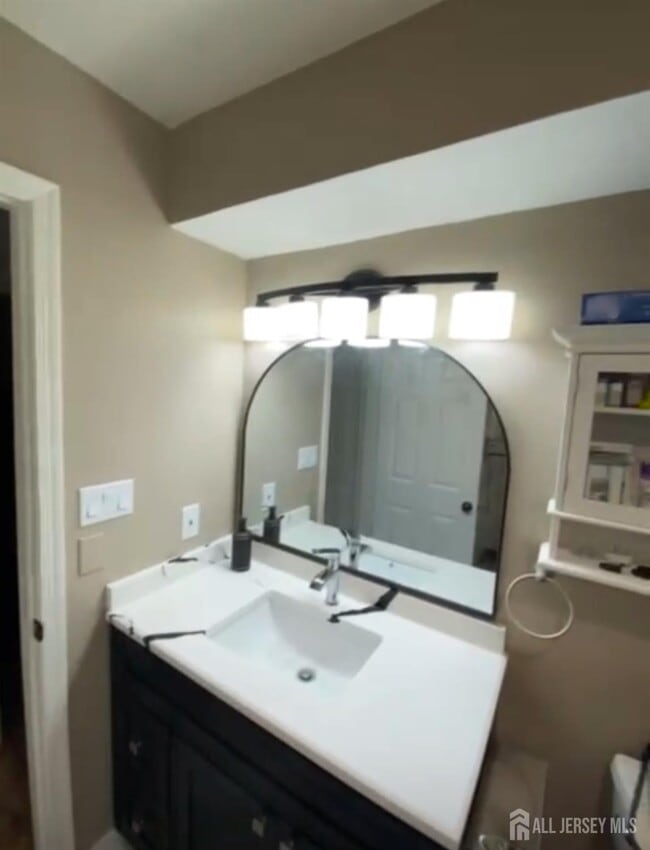 111 Lloyd Ct in East Brunswick, NJ - Building Photo - Building Photo