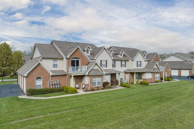 Waterford Luxury Apartments & Villas in Sheffield Village, OH - Foto de edificio - Building Photo