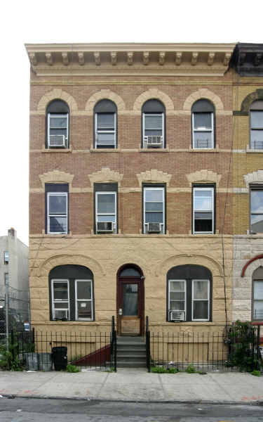 105 Cornelia St in Brooklyn, NY - Building Photo