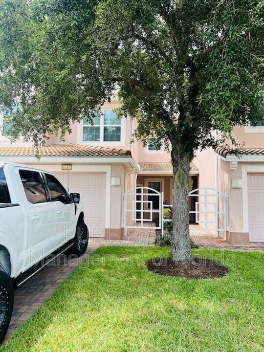 8317 Bella Vida Cir in Davenport, FL - Building Photo