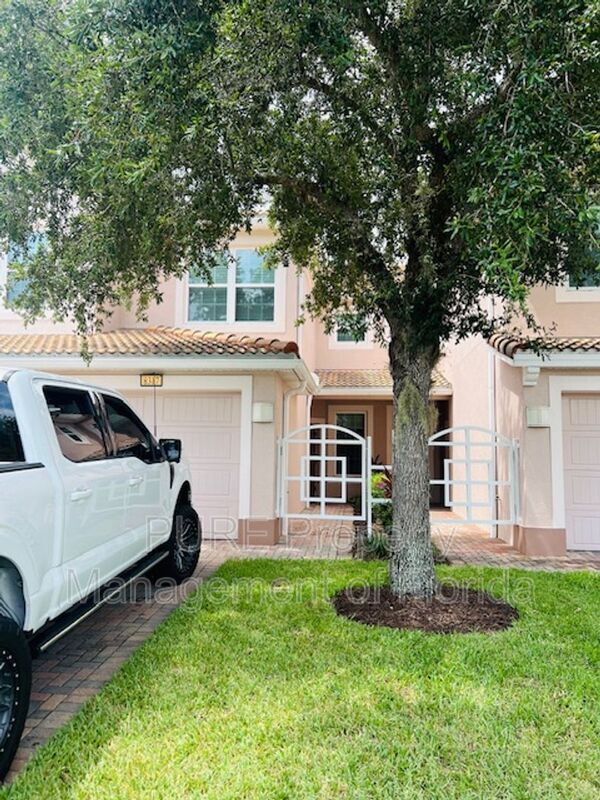 property at 8317 Bella Vida Cir