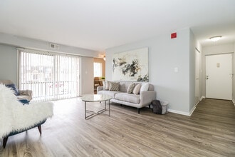 Dover Country Club in Dover, DE - Foto de edificio - Building Photo