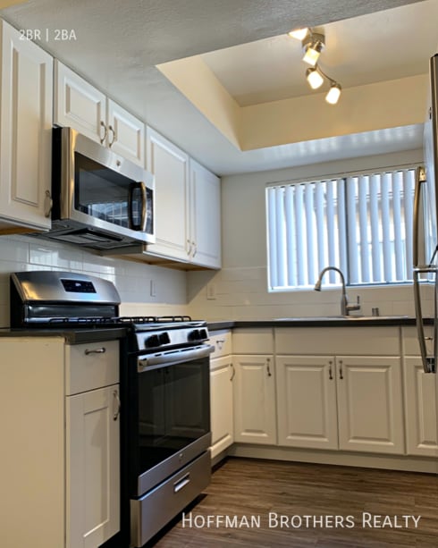 1012 E Acacia Ave, Unit 105 in Glendale, CA - Foto de edificio - Building Photo