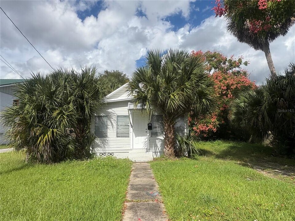 121 Kensington Rd in DeLand, FL - Building Photo