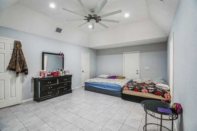 1301 Oaks Dr in Pasadena, TX - Building Photo - Building Photo
