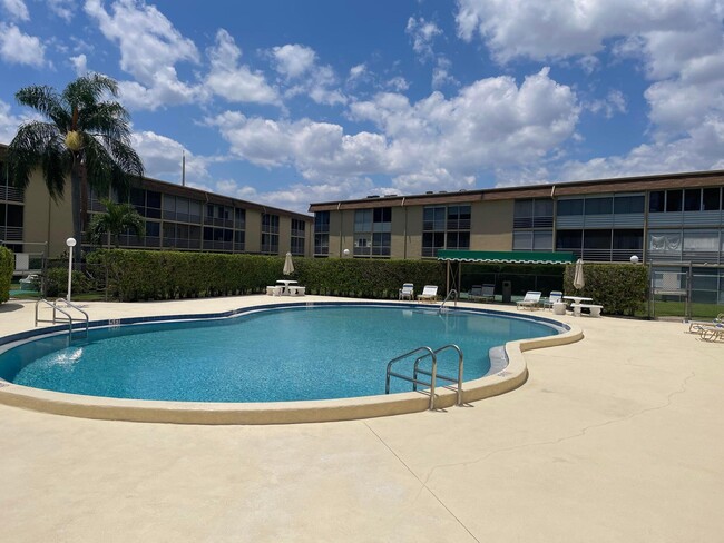 400 Village Green Cir W in Palm Springs, FL - Foto de edificio - Building Photo