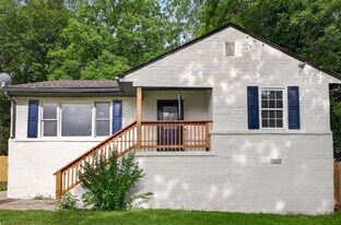 2027 Hilburn Dr SE in Atlanta, GA - Building Photo