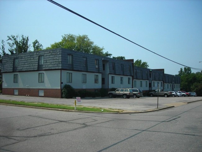 Broadway East Apartments in Hopewell, VA - Building Photo - Building Photo