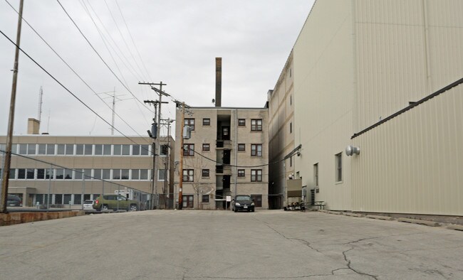 2616 W Wisconsin Ave in Milwaukee, WI - Foto de edificio - Building Photo
