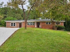 102 Douglas Dr SE in Mableton, GA - Building Photo