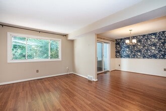 10 Riverview in Avon, CT - Foto de edificio - Building Photo