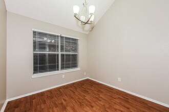 208 Vines Dr in Cedar Hill, TX - Foto de edificio - Building Photo