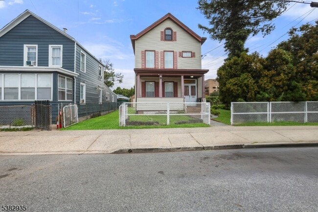 100 Linden St in Passaic, NJ - Building Photo - Building Photo