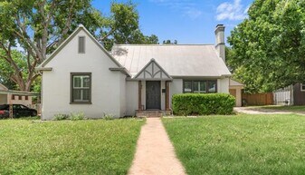 925 Prescott St in Kerrville, TX - Building Photo