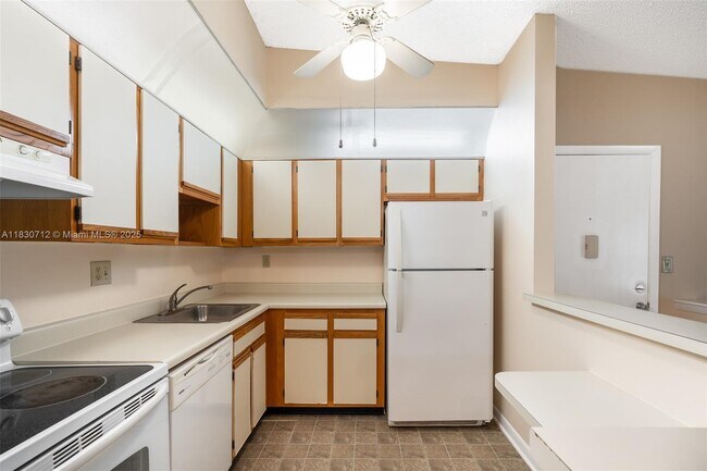10869 W Clairmont Cir in Tamarac, FL - Building Photo - Building Photo