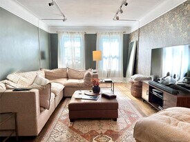 73-20 Austin St in Queens, NY - Building Photo