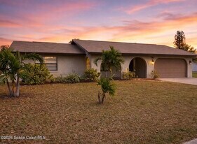 472 Newfound Harbor Dr in Merritt Island, FL - Building Photo