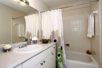West Wind in Charleston, SC - Building Photo - Interior Photo