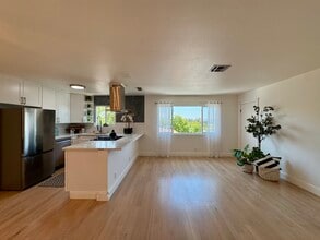 604 E Orange Grove Ave in Burbank, CA - Building Photo - Building Photo