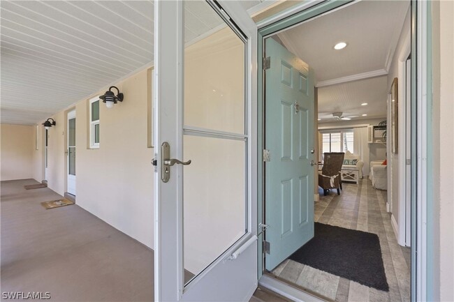 87 N Collier Blvd in Marco Island, FL - Foto de edificio - Building Photo