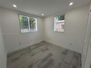 3823 Thomas Ave in Miami, FL - Foto de edificio - Building Photo