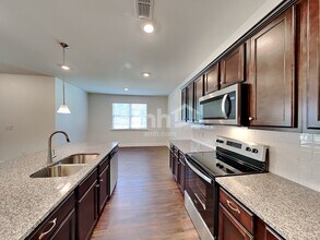 885 Headland Wy in Holly Springs, GA - Foto de edificio - Building Photo