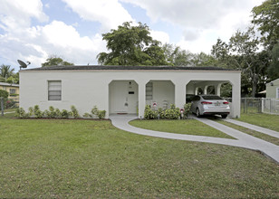 930 NE 141st St in North Miami, FL - Foto de edificio - Building Photo