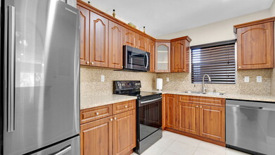 13715 Kendale Lakes Cir in Miami, FL - Foto de edificio - Building Photo