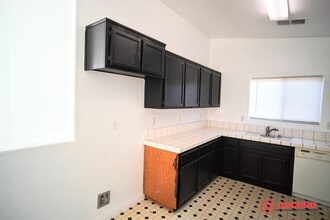 1305 Innsbruck Dr in Bakersfield, CA - Building Photo - Building Photo