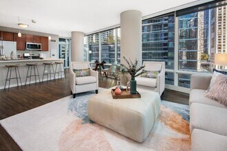 346 E Grand Ave in Chicago, IL - Building Photo - Building Photo