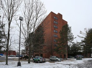 Hudson Shores Plaza in Watervliet, NY - Foto de edificio - Building Photo
