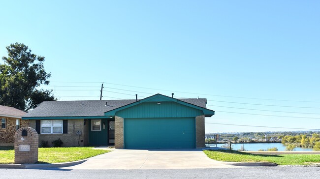 property at 212 SE Surrey Pl