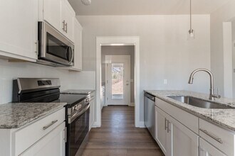 879 S Waxflower Ave in Fayetteville, AR - Foto de edificio - Building Photo