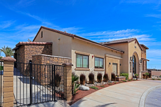 Town Center Villas in El Centro, CA - Foto de edificio - Building Photo