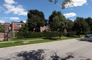 5-7 Tealham Dr in Toronto, ON - Building Photo