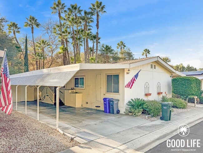 8975 Lawrence Welk Dr in Escondido, CA - Foto de edificio - Building Photo