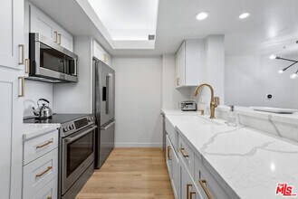 13700 Marina Pointe Dr in Marina Del Rey, CA - Foto de edificio - Building Photo