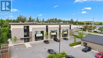 5992 Hazeldean Rd in Ottawa, ON - Building Photo