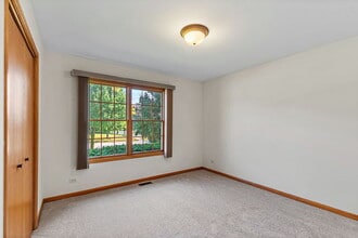 1000 Ruth Ct in Marengo, IL - Building Photo - Building Photo