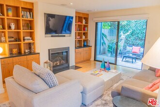 880 Hilldale Ave in West Hollywood, CA - Building Photo - Building Photo