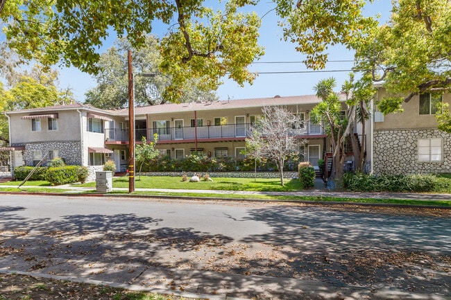330-350 Waldo Ave in Pasadena, CA - Foto de edificio - Building Photo