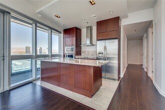 4471 Dean Martin Dr in Las Vegas, NV - Foto de edificio - Building Photo