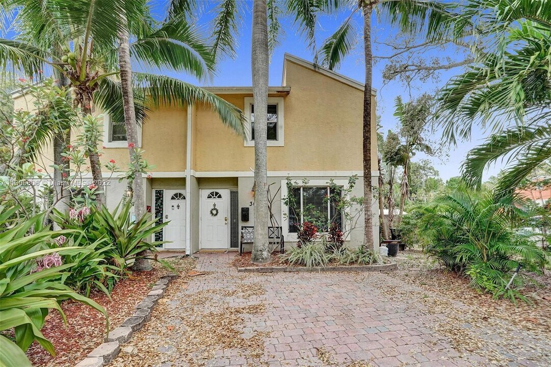 307 SW 11th Ct-Unit -1-2 in Fort Lauderdale, FL - Building Photo