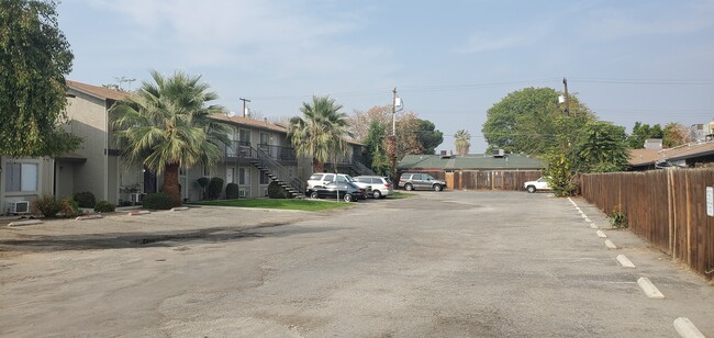 330 Roberts Ln in Bakersfield, CA - Building Photo - Building Photo