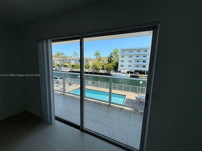 3868 NE 169th St, Unit 204 in North Miami Beach, FL - Building Photo - Building Photo